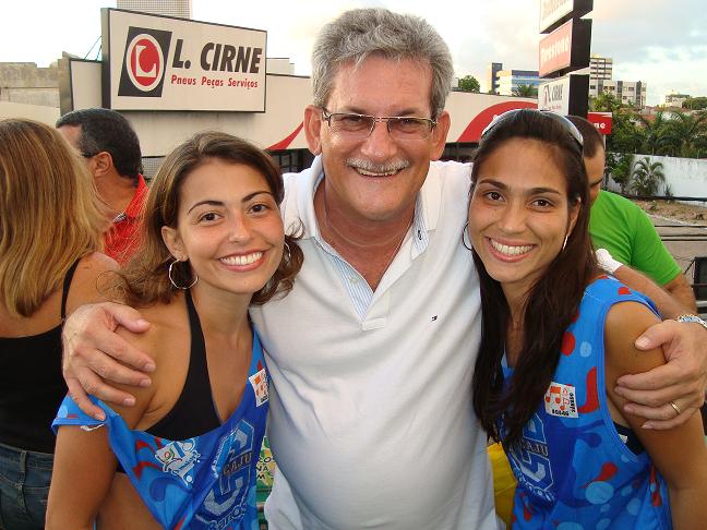 Janaina e Fabiana com o pai da Claudinha...